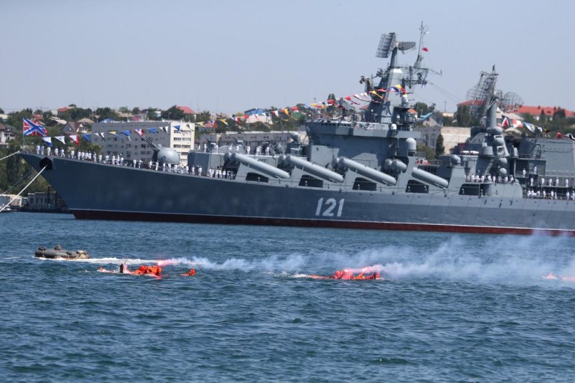 Флагман ЧФ ракетный крейсер Москва