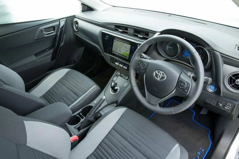 Toyota Auris Hybrid салон