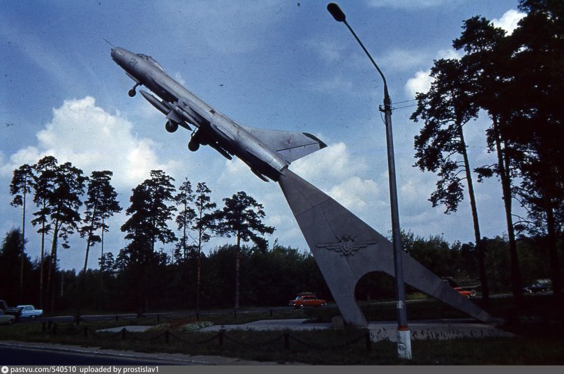 Чкаловский памятник самолет Су-7
