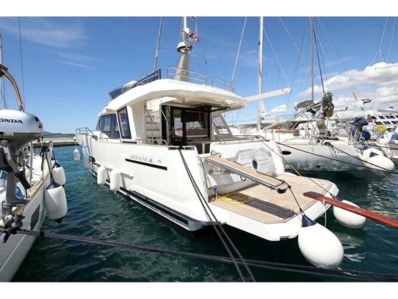 Моторная яхта Greenline