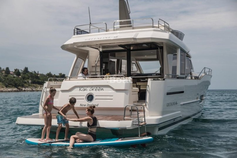 Яхта Greenline 48 Fly
