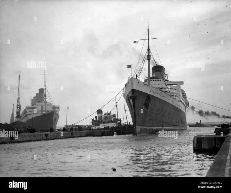 Раскраска Квин Элизабет корабль Кунард с боку