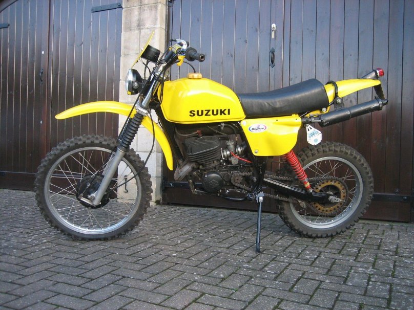 Suzuki pe 250