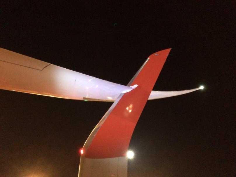 Самолет с длинными крыльями