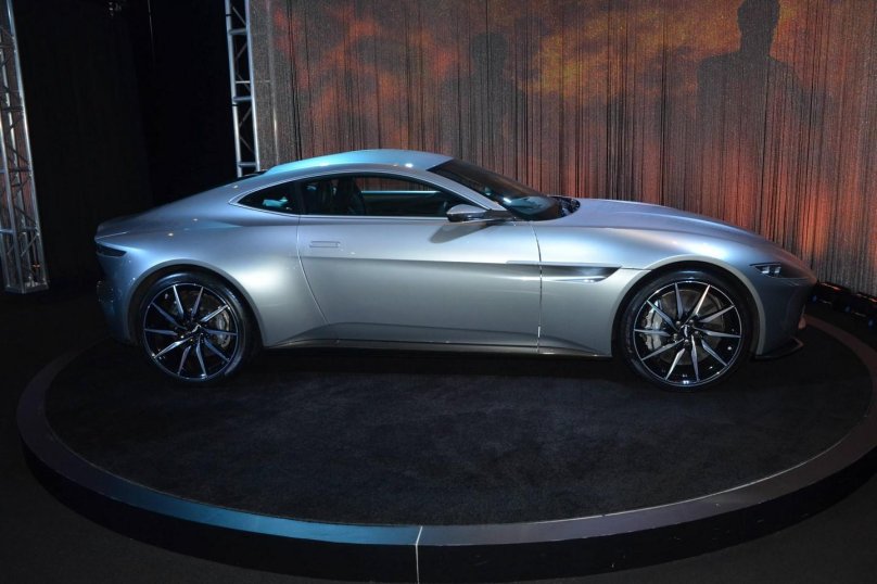 Aston Martin v8 James Bond