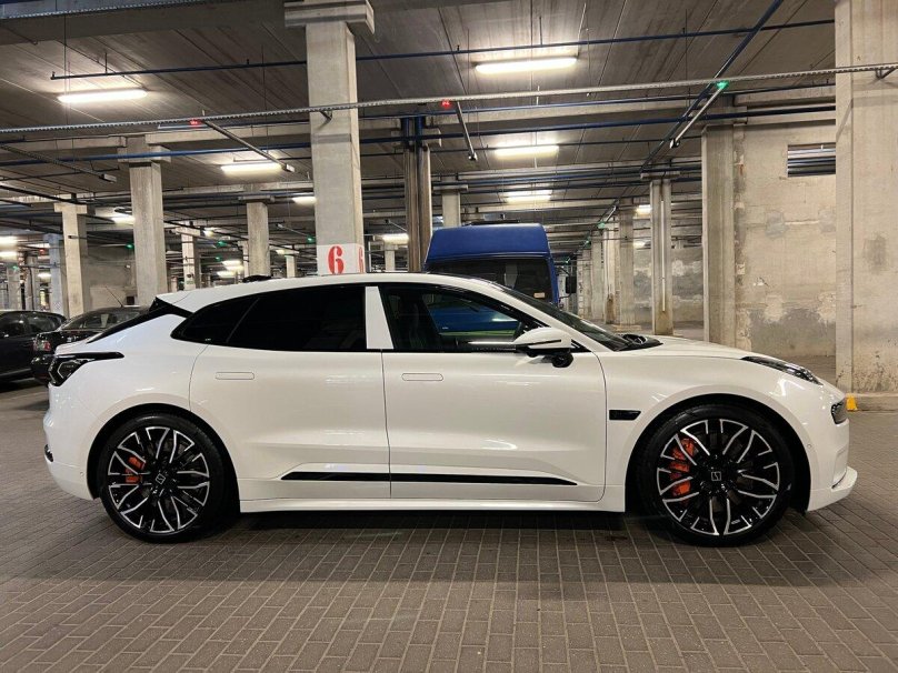 Zeekr 001 Sport белый