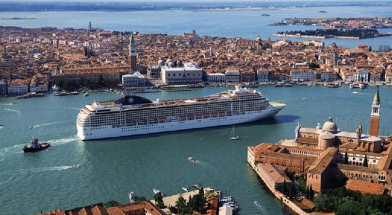 Круизный лайнер в Венеции