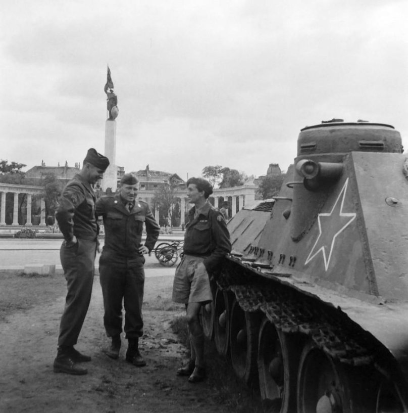 Су-100 в Берлине