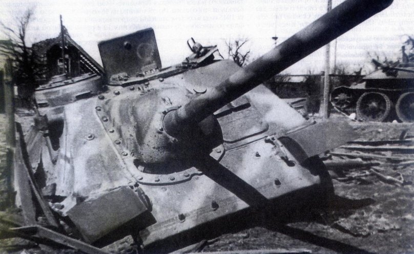 Су 100 в боях у озера Балатон