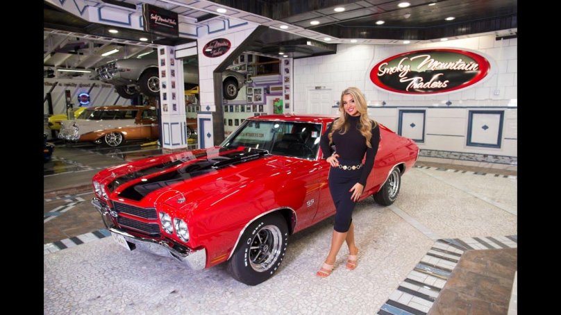 Старый Шевроле и девушка