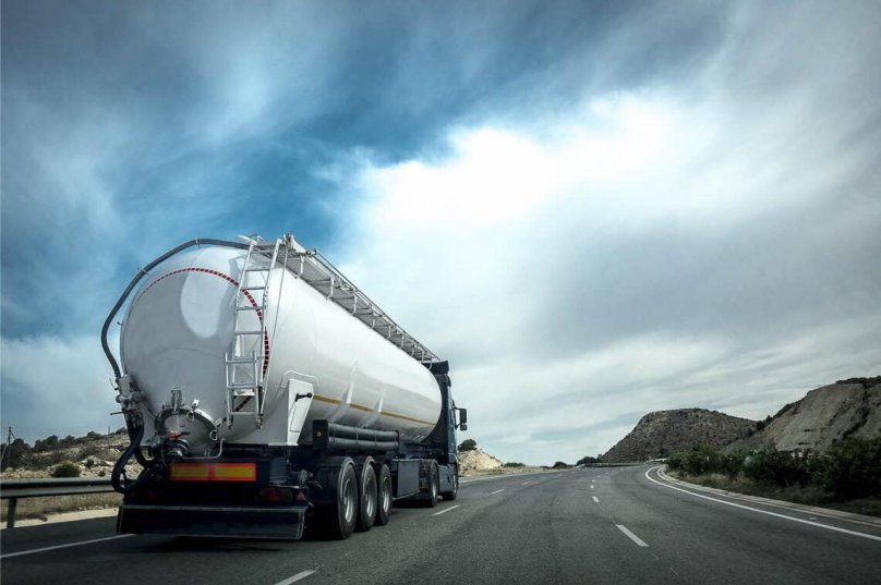 Фура с цистерной