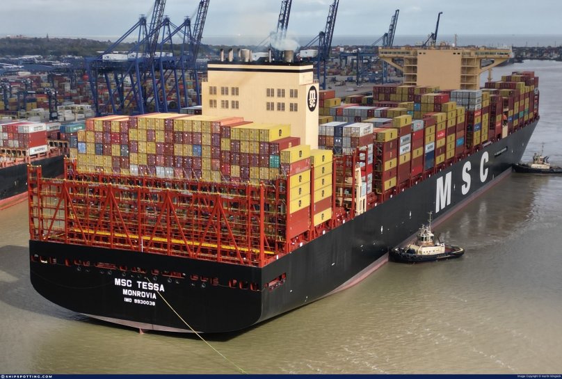 Самый большой контейнеровоз в мире 2023