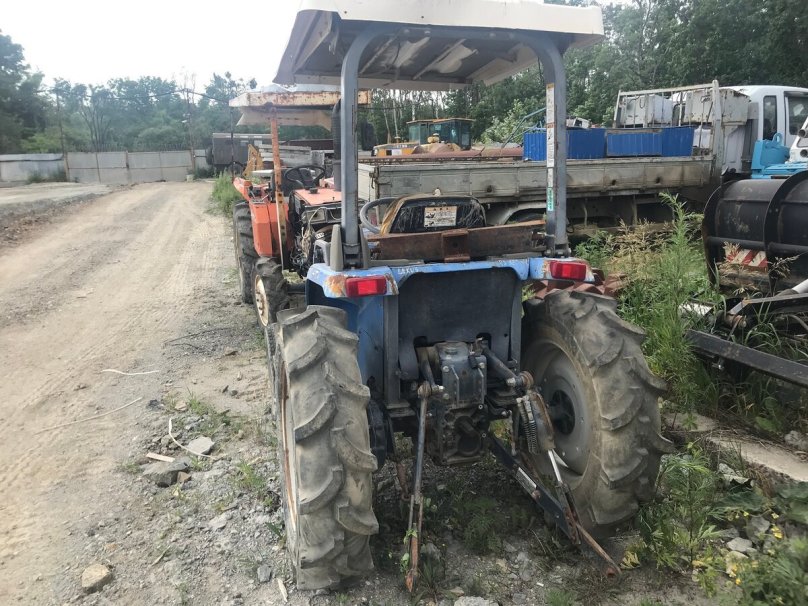 Перевернутый трактор