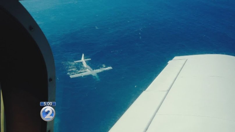 Самолет над океаном