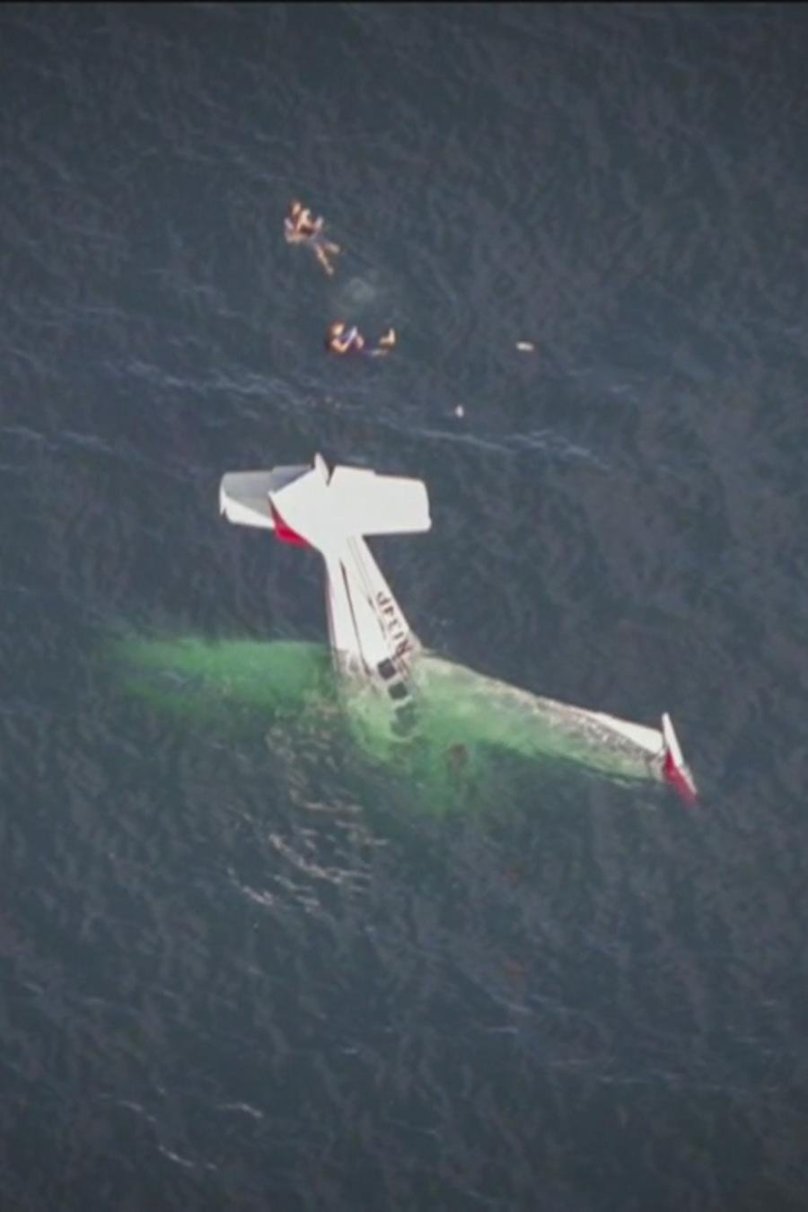 Самолёт падает в море