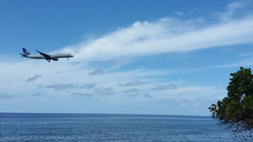 Самолет в небе