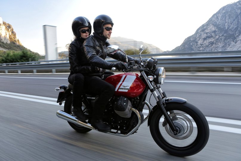 Moto Guzzi 1100 и телки