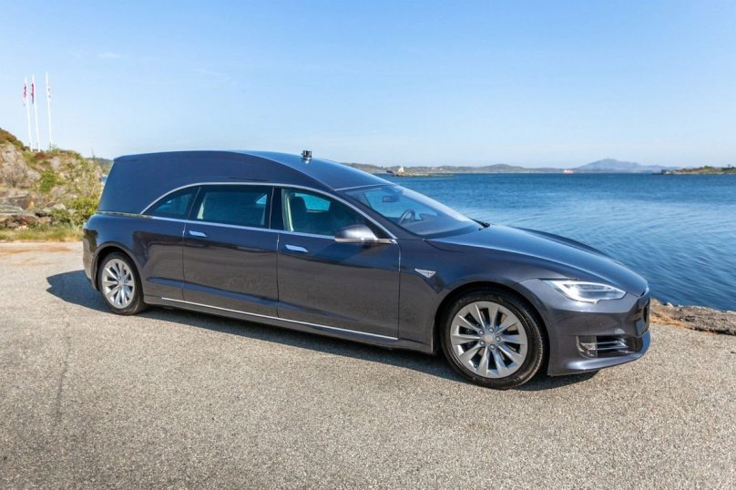 Тесла лимузин