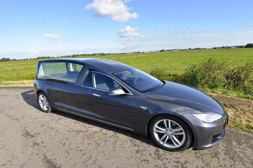 Tesla лимузин