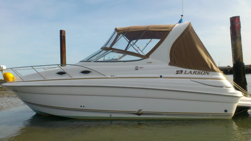 Моторная яхта Larson 260