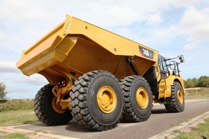 Самосвал Катерпиллер 740