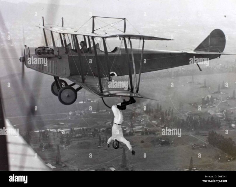 Игра в теннис на крыле самолета