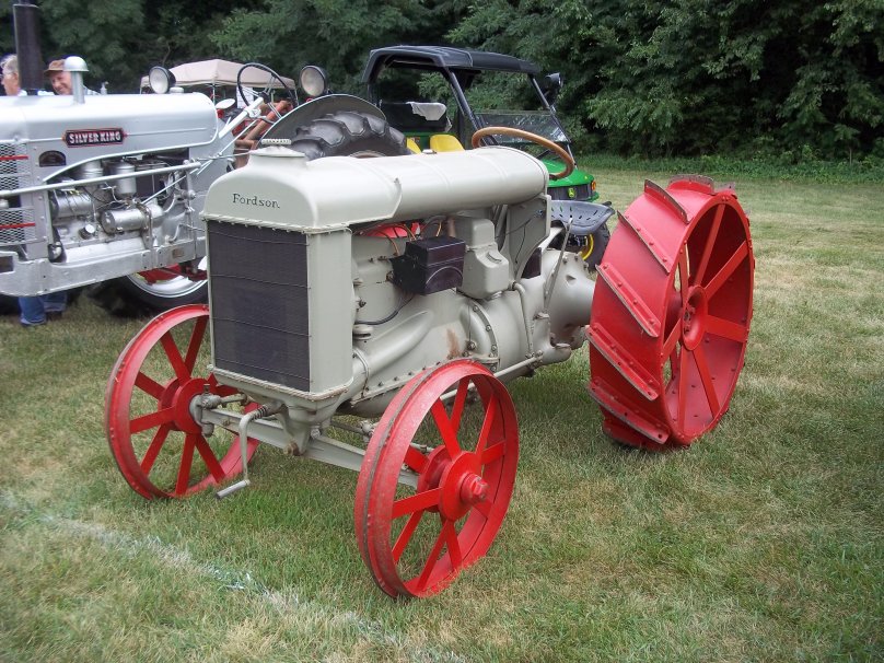 Первые трактора Фордзон Путиловец