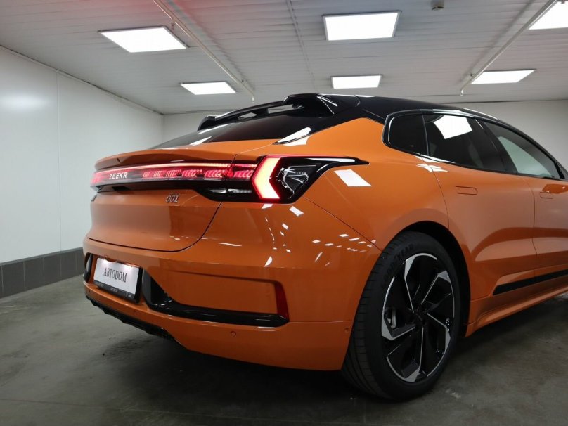 Китайский электромобиль zeekr 001 оранжевый