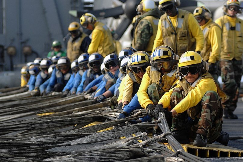 Синие жилеты на авианосцах