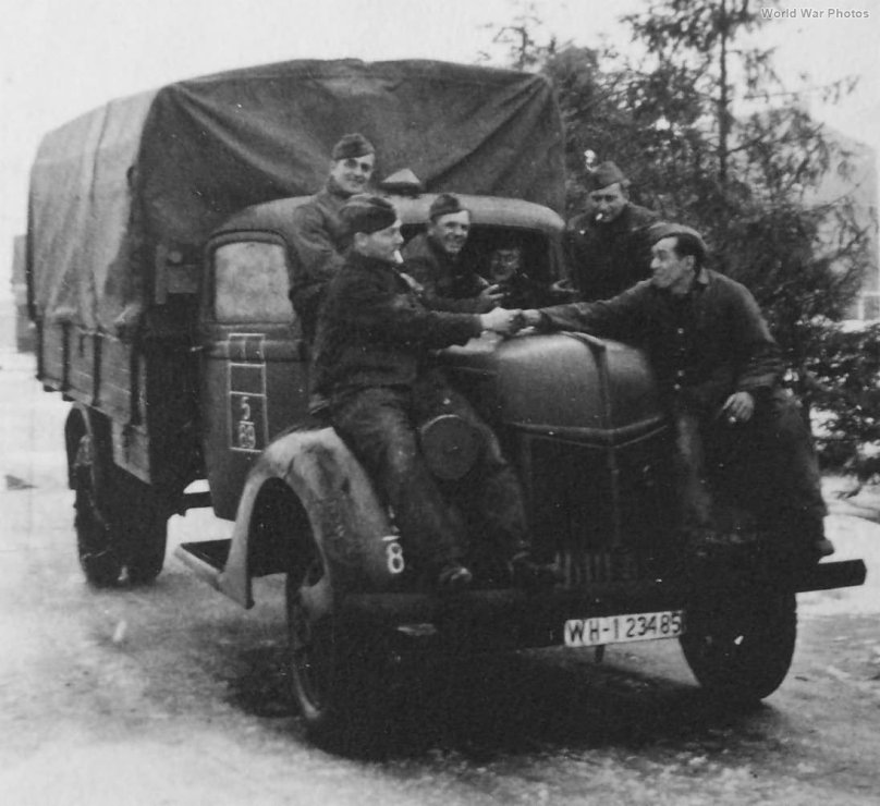 Ford v3000s Maultier - Ambulance