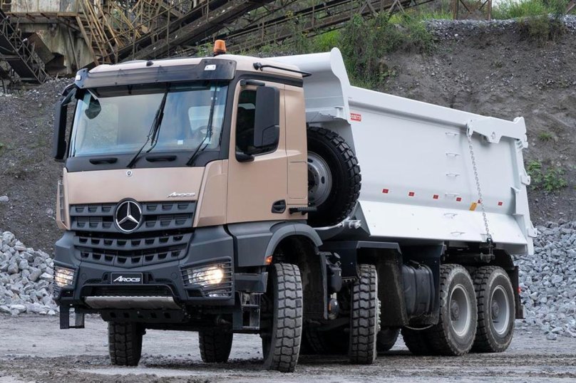 Mercedes Arocs 8x8 самосвал салон