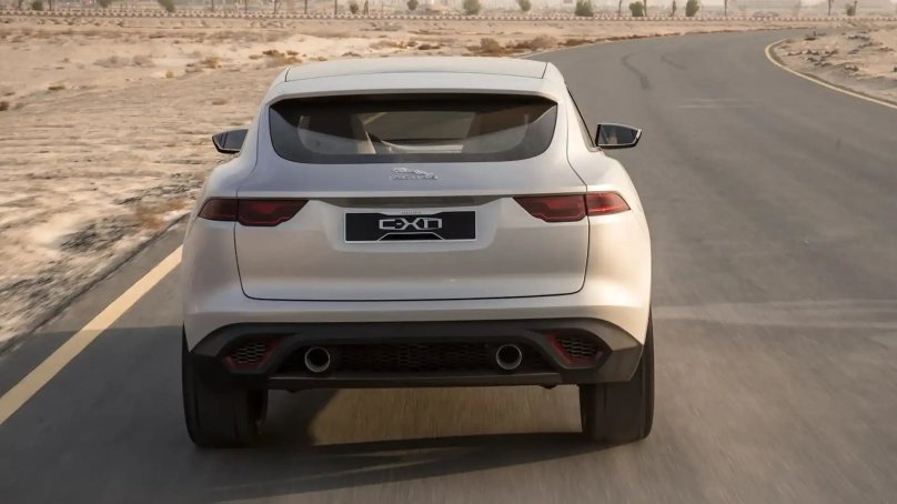 Кроссовер Jaguar сзади