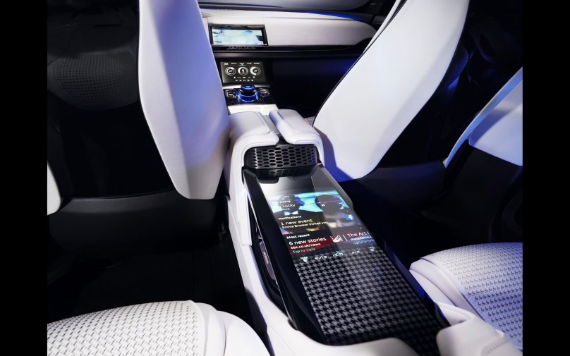 Ягуар кроссовер салон