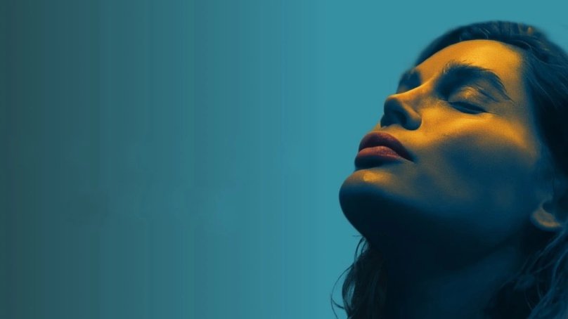 Моника смотрит