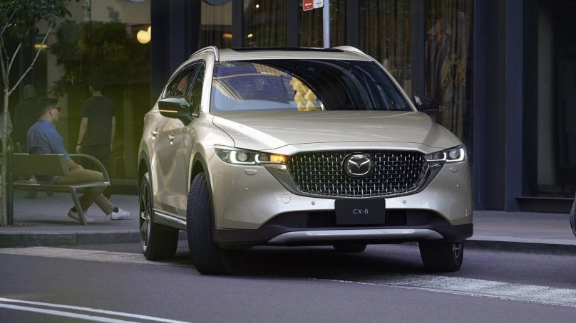 Кроссовер Mazda CX-8 2023 года