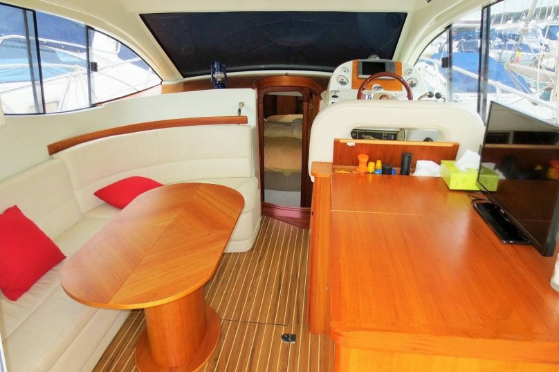 Двухпалубная яхта