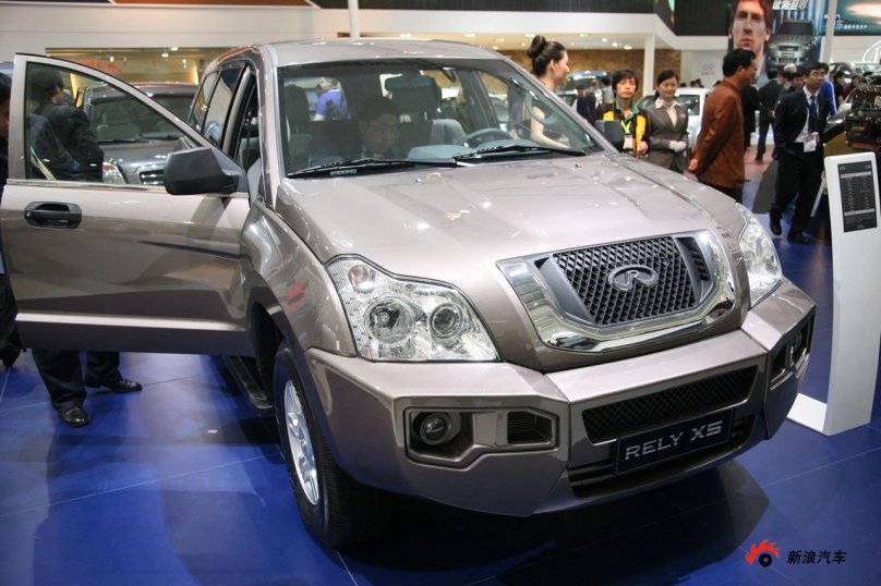 Машина китайская Старая внедорожник чери 2000