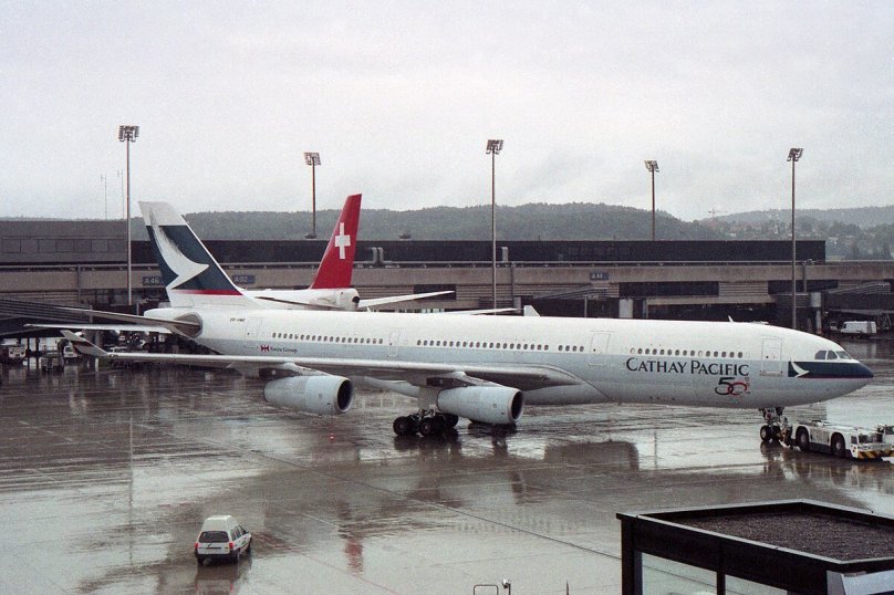 Cathay Pacific Airways a 340
