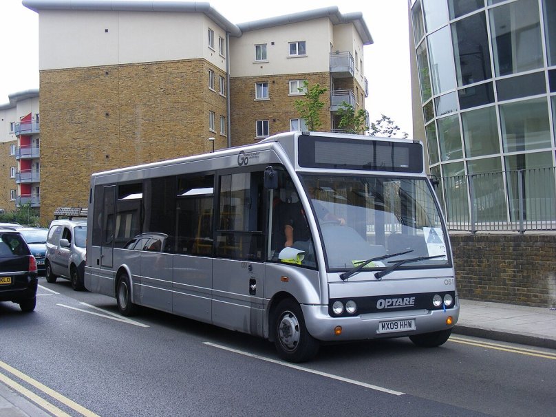 Серебристый автобус