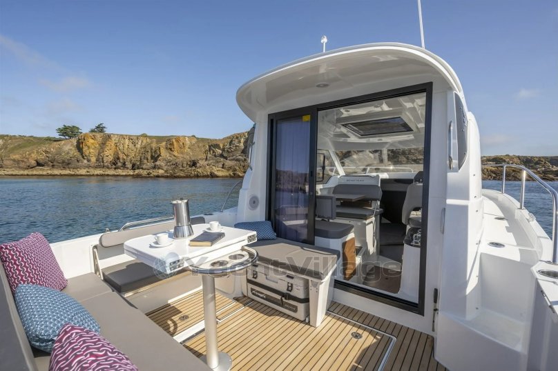 Катер Beneteau Antares 11