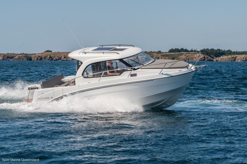 Катер Beneteau Antares 9