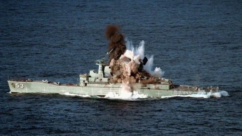 Попадание торпеды в корабль