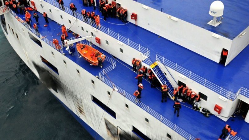 Судно с мигрантами у берегов Греции