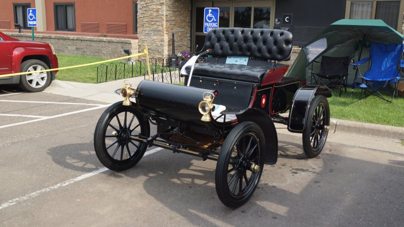 Олдсмобиль Карвед Дэш в музее в России