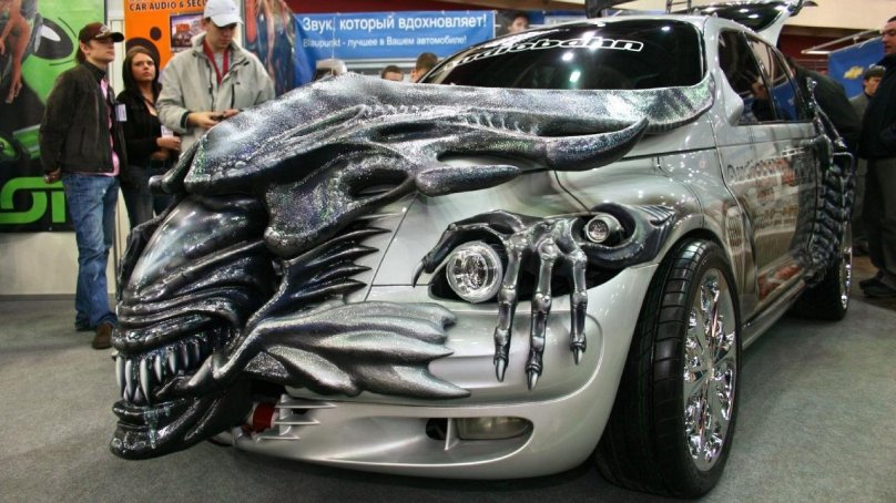 Чужой на капоте автомобиля