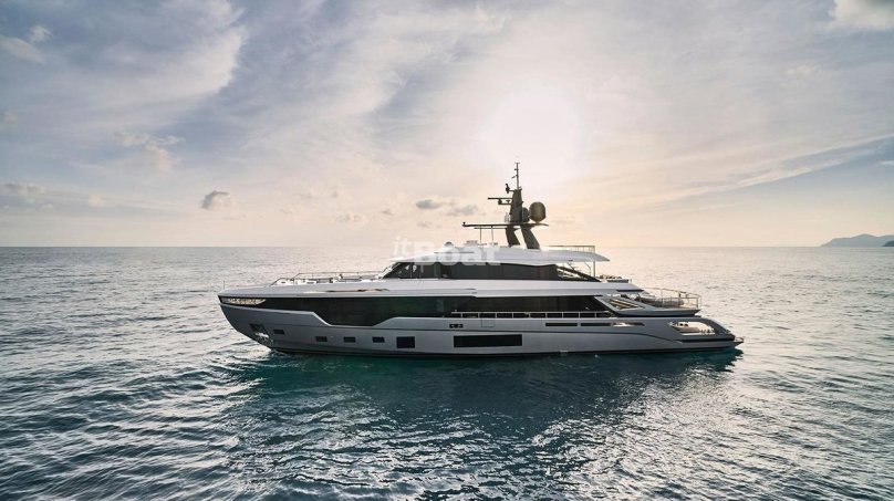 Azimut grande 38 metri tri-Deck