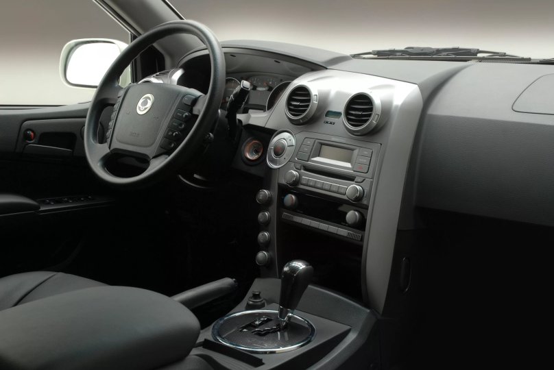 Саньенг Актион спорт 2011 салон