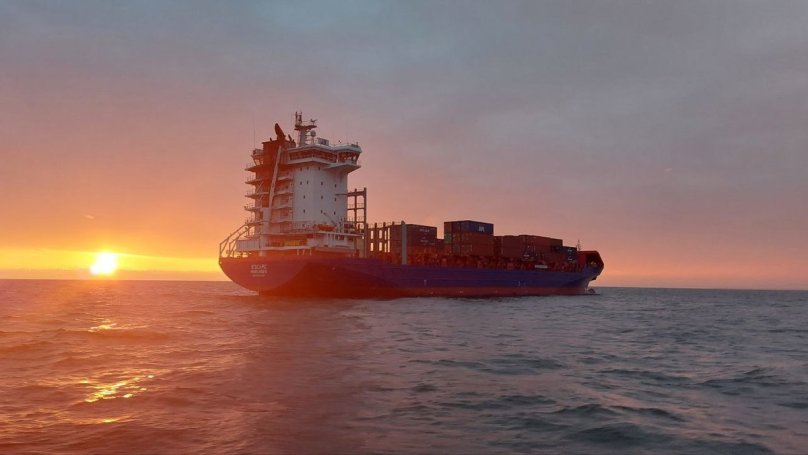 Судно в море