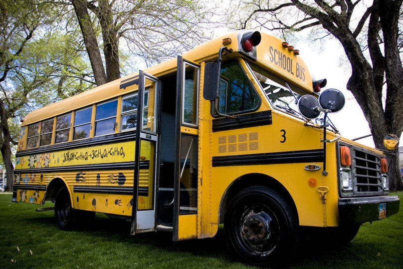 Школьный автобус трактор