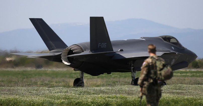 Самолет военный